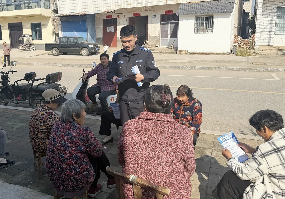 確山公安:禁毒宣傳進(jìn)鄉(xiāng)村 筑牢農(nóng)村“防毒墻”