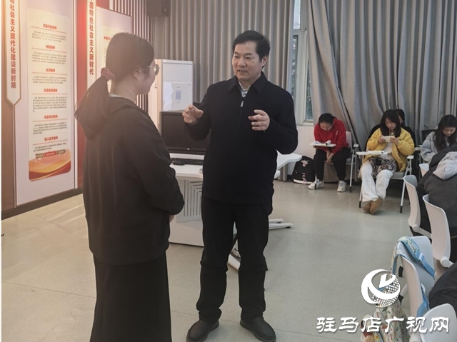 駐馬店職業(yè)技術(shù)學(xué)院黨委書(shū)記蘇新留 深入教學(xué)一線隨堂聽(tīng)課與學(xué)子共話理想信念?