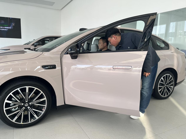 駐馬店：新能源汽車市場持續(xù)火熱 政策技術(shù)雙輪驅(qū)動消費增長