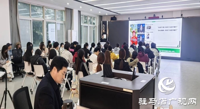   駐馬店職業(yè)技術(shù)學(xué)院黨委書記蘇新留 深入教學(xué)一線隨堂聽課與學(xué)子共話理想信念?