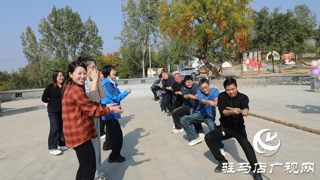 泌陽融媒中心走進王店鎮(zhèn)“芳香小鎮(zhèn)”慶祝第26個記者節(jié)