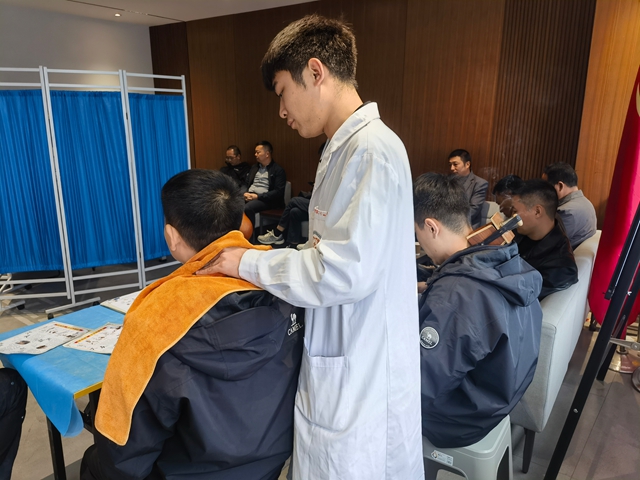 健康服務(wù)送上門 駐馬店市第二中醫(yī)院為藍(lán)天集團(tuán)員工暖心體檢