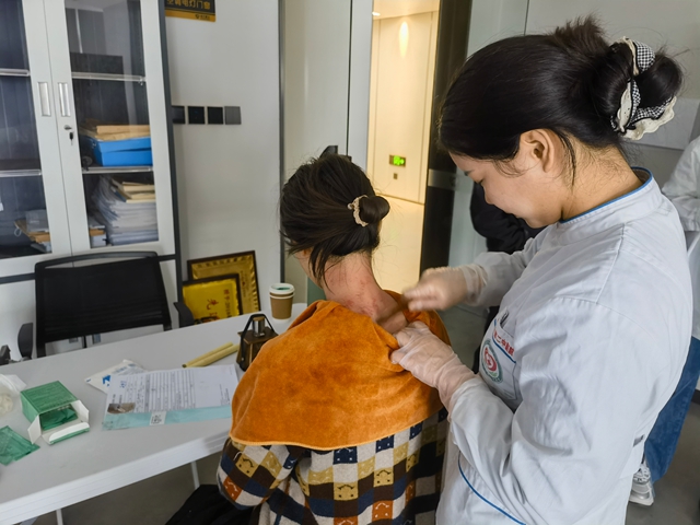 健康服務(wù)送上門 駐馬店市第二中醫(yī)院為藍(lán)天集團(tuán)員工暖心體檢