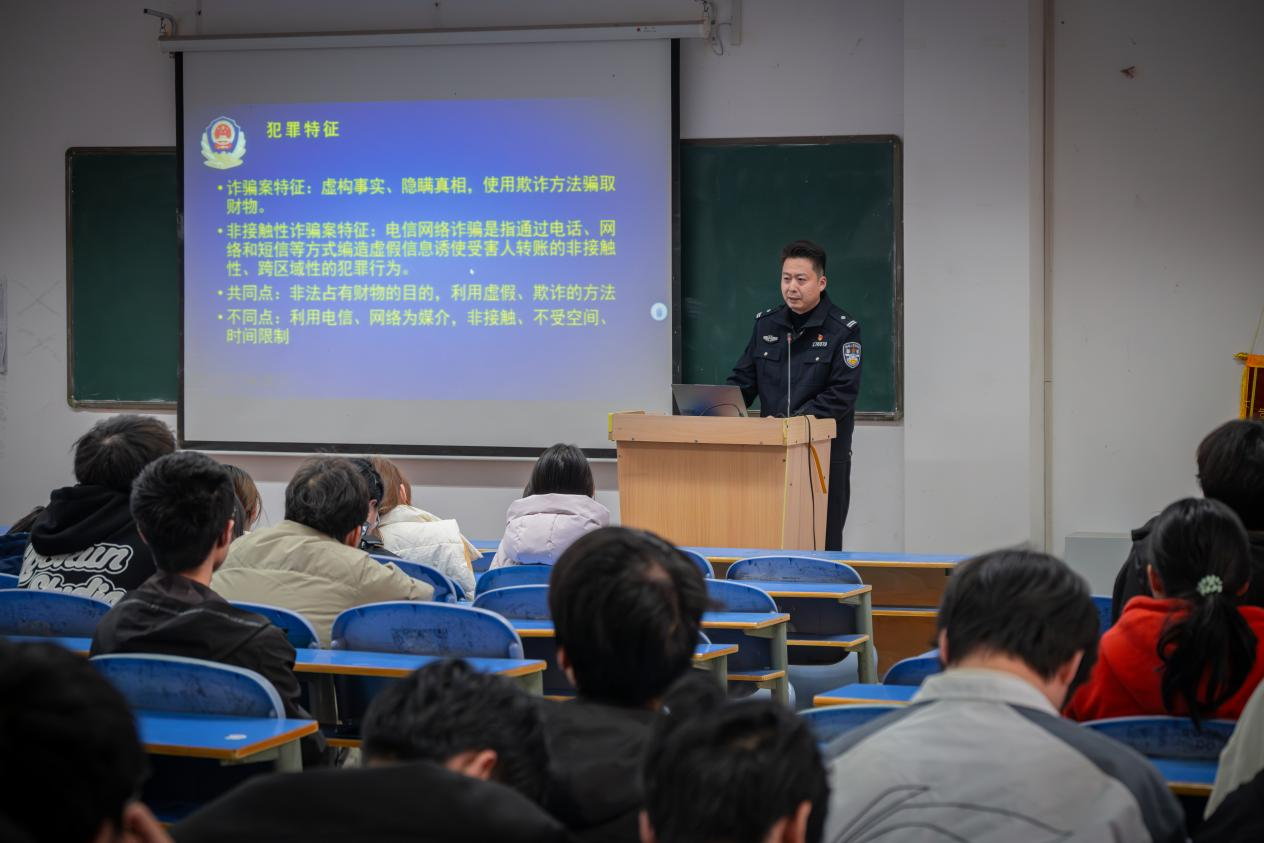 開發(fā)區(qū):警校聯(lián)動護(hù)青春 反詐宣傳進(jìn)校園