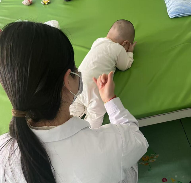 從肌張力高到自如爬行站立，六月齡寶寶的康復(fù)答卷暖心呈現(xiàn)！