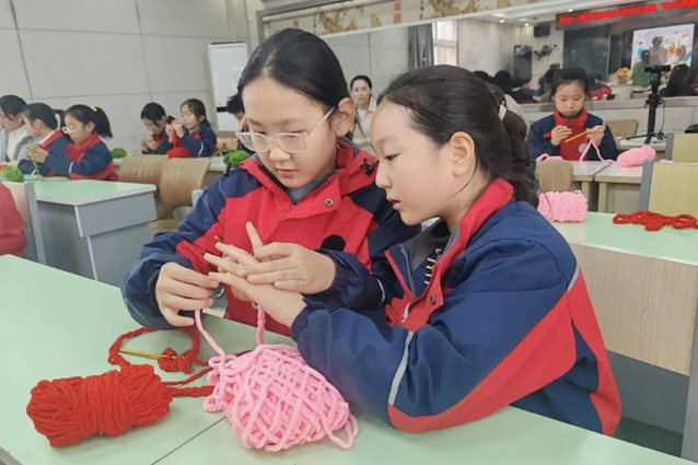 指尖傳承非遺！駐馬店“非遺新芽計劃”鉤編活動走進小學(xué)