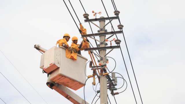 國(guó)網(wǎng)汝南縣供電公司：帶電作業(yè)“零感知” 優(yōu)質(zhì)服務(wù)“不間斷”
