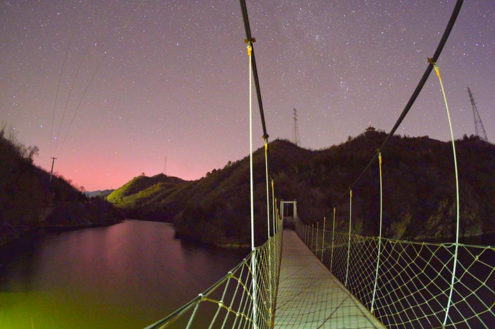 一大波美圖來了，他們在我國北方多地拍到了極光！