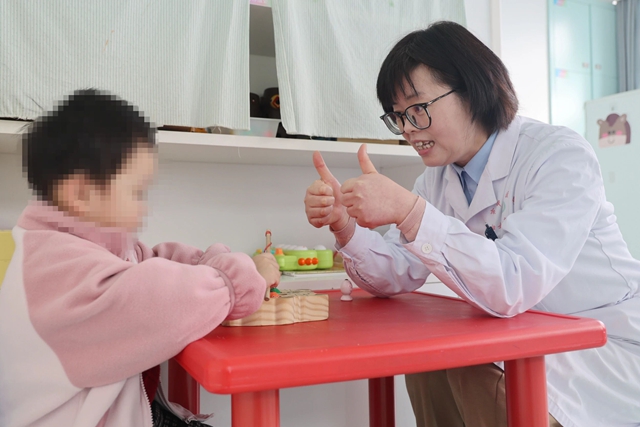 執(zhí)燈暖童心：駐馬店市中心醫(yī)院婦女兒童醫(yī)院發(fā)育行為兒科主任張姝妤的守護(hù)故事