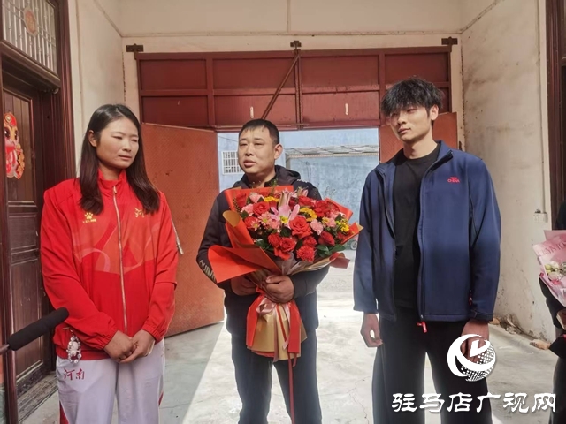 駐馬店姑娘許盈盈全運(yùn)會(huì)奪金載譽(yù)歸來 受到家鄉(xiāng)父老鄉(xiāng)親熱烈歡迎