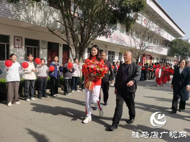 駐馬店姑娘許盈盈全運(yùn)會(huì)奪金載譽(yù)歸來 受到家鄉(xiāng)父老鄉(xiāng)親熱烈歡迎