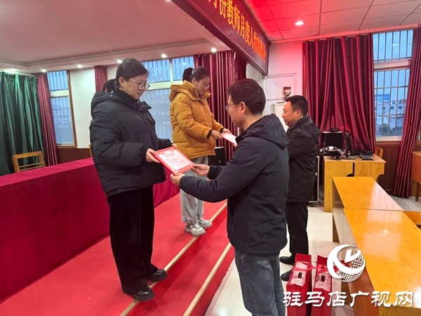 平輿縣特殊教育學校十月教師月度人物表彰會圓滿舉行