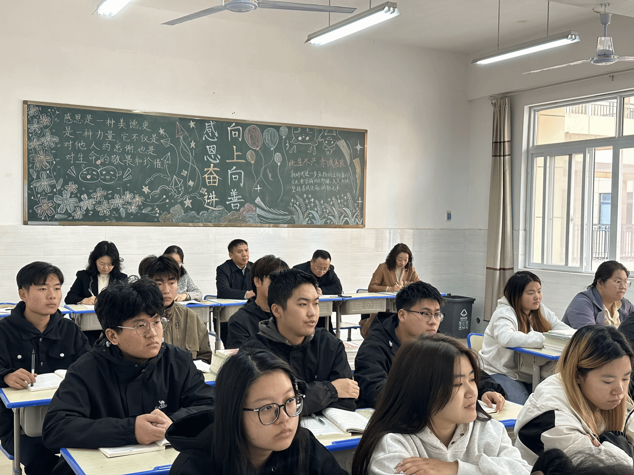  駐馬店職業(yè)技術(shù)學(xué)院校長(zhǎng)宋華民深入南北校區(qū)聽(tīng)課調(diào)研