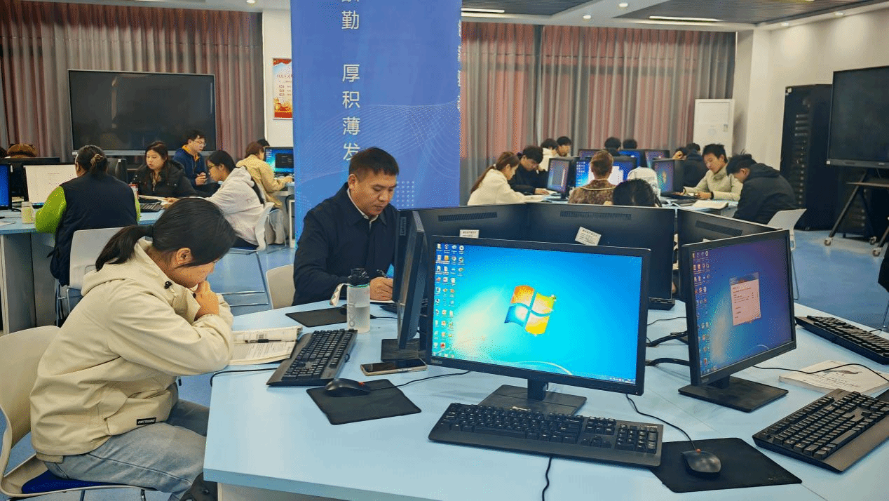  駐馬店職業(yè)技術(shù)學(xué)院校長(zhǎng)宋華民深入南北校區(qū)聽(tīng)課調(diào)研