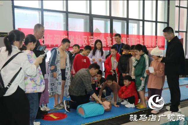 老中青幼同池競技 駐馬店社區(qū)游泳賽展全民健身活力