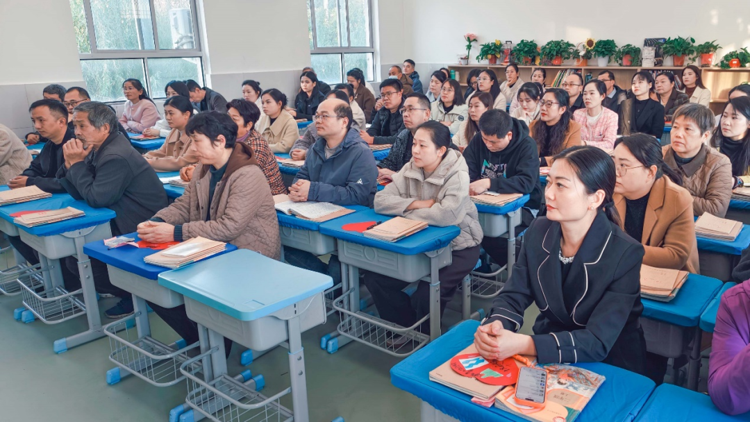 架起溝通橋梁 攜手共育成長——駐馬店實(shí)驗(yàn)小學(xué)召開新學(xué)期家長會