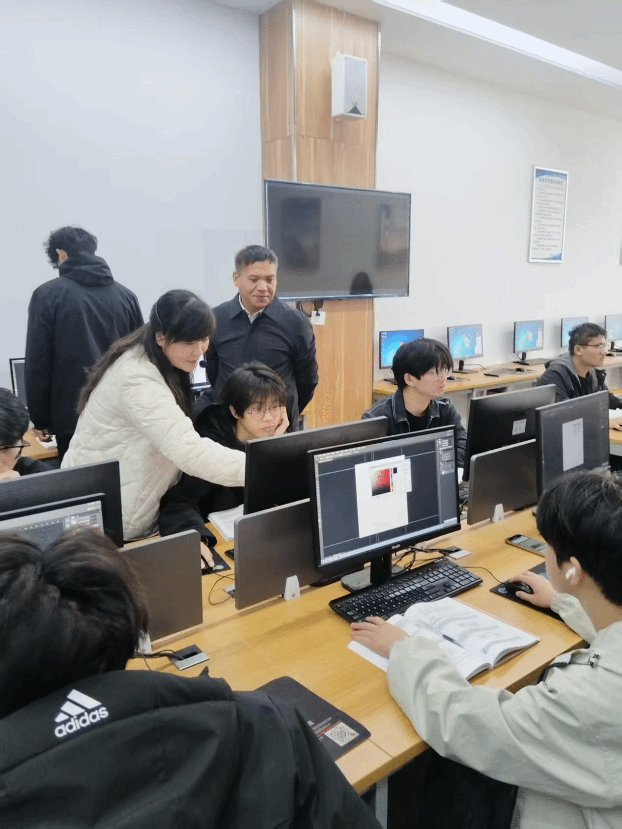  駐馬店職業(yè)技術(shù)學(xué)院校長(zhǎng)宋華民深入南北校區(qū)聽(tīng)課調(diào)研