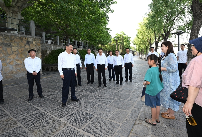 習近平在河南考察時強調：堅定信心推動高質量發(fā)展高效能治理 奮力譜寫中原大地推進中國式現(xiàn)代化新篇章