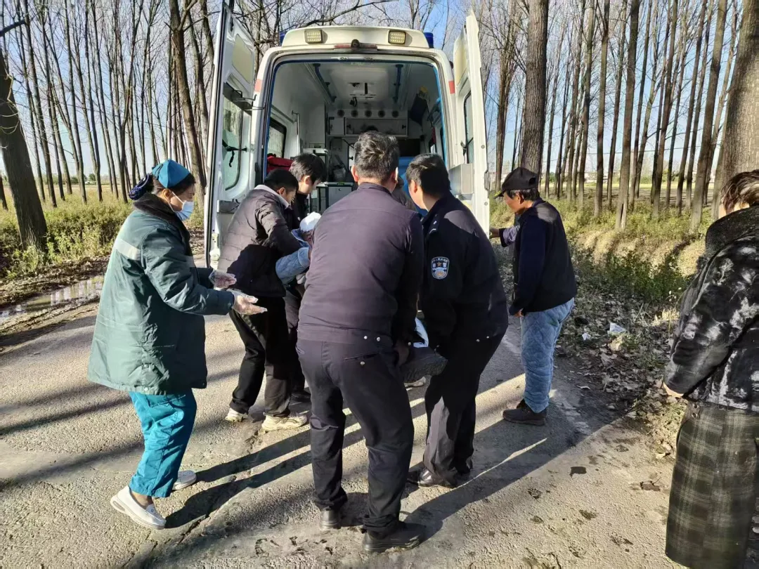 平輿民警徒手救援墜溝轎車被困群眾