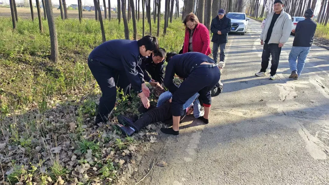 平輿民警徒手救援墜溝轎車被困群眾
