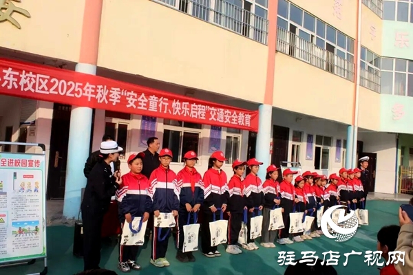平輿縣公安局交警大隊(duì)民警走進(jìn)古槐二小東校區(qū)開(kāi)展交通安全課