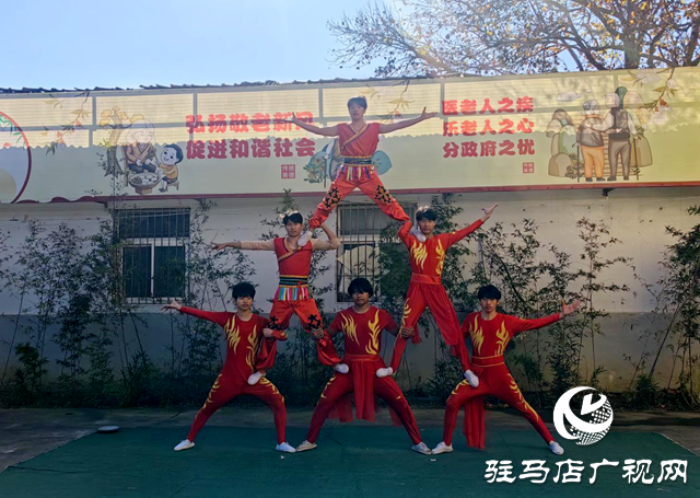 驛城區(qū)香山街道：文藝匯演暖“夕陽(yáng)”