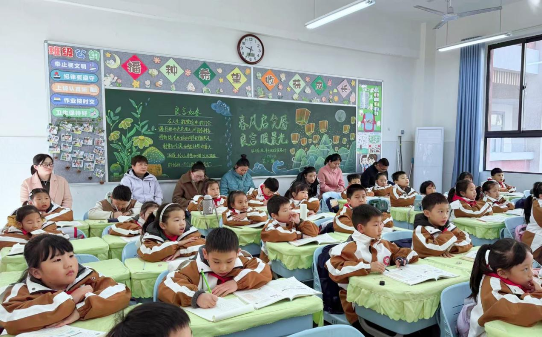 家校攜手育新苗 同心共筑成長(zhǎng)路——駐馬店經(jīng)濟(jì)開發(fā)區(qū)金雀路小學(xué)開展“家長(zhǎng)開放周”活動(dòng)