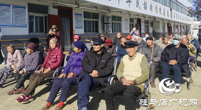 驛城區(qū)香山街道：文藝匯演暖“夕陽(yáng)”