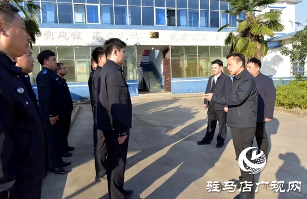 平輿縣委副書(shū)記王東亮帶隊(duì)慰問(wèn)萬(wàn)金店鎮(zhèn)勇救群眾民輔警