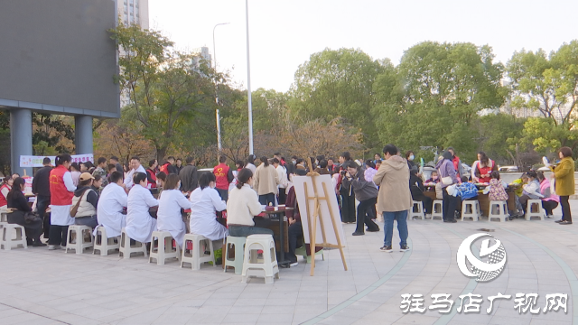 駐馬店市職工心理健康服務(wù)中心舉行“心的游樂場(chǎng)”心理集市活動(dòng)