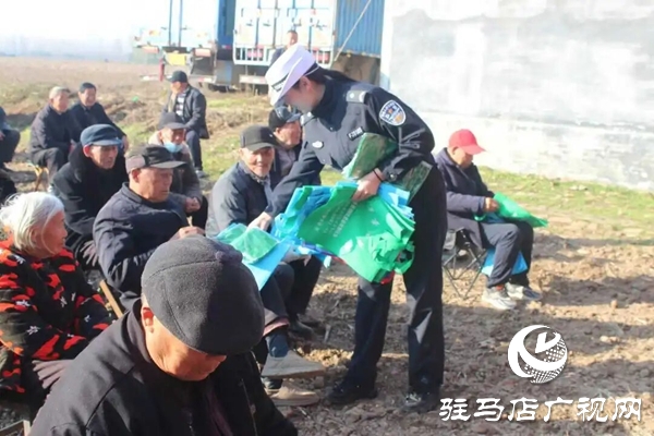 預(yù)熱122！平輿交警“美麗鄉(xiāng)村行”走進(jìn)張樓村，安全禮包送到家