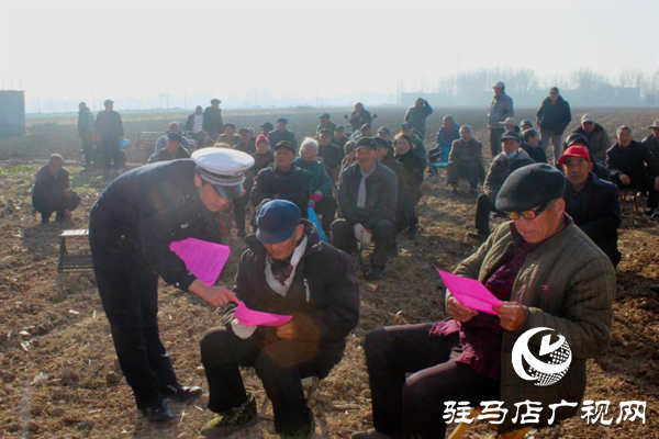 預(yù)熱122！平輿交警“美麗鄉(xiāng)村行”走進(jìn)張樓村，安全禮包送到家