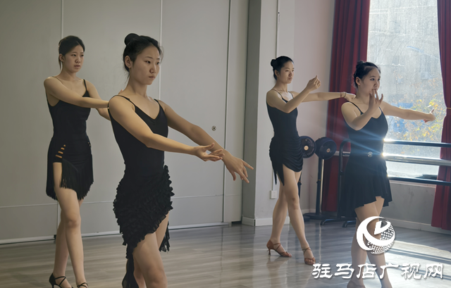 冬日燃脂告別“枯燥冷” 拉丁舞成駐馬店市民運(yùn)動(dòng)新寵