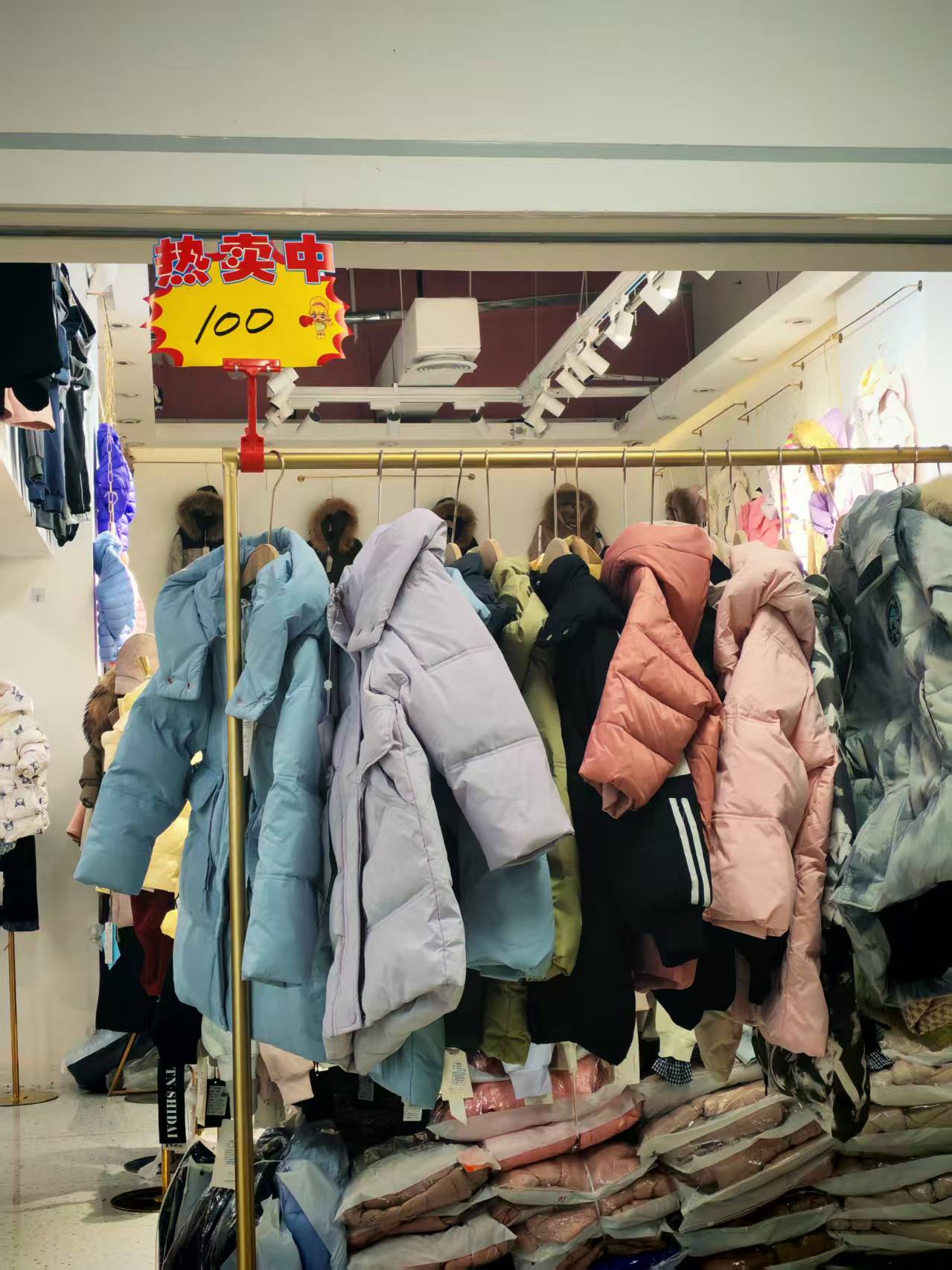 羽絨服漲價(jià)和豬肉有關(guān)？揭秘漲價(jià)背后的隱藏邏輯