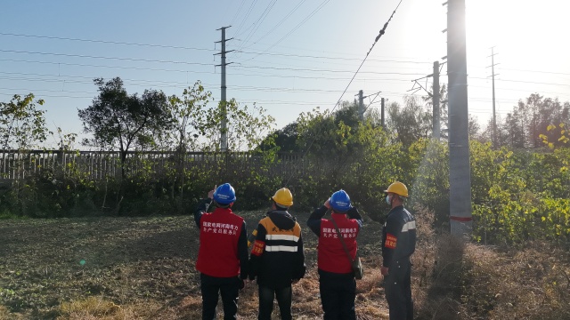 國網(wǎng)駐馬店供電公司：“電鐵”聯(lián)合巡檢共筑安全防線