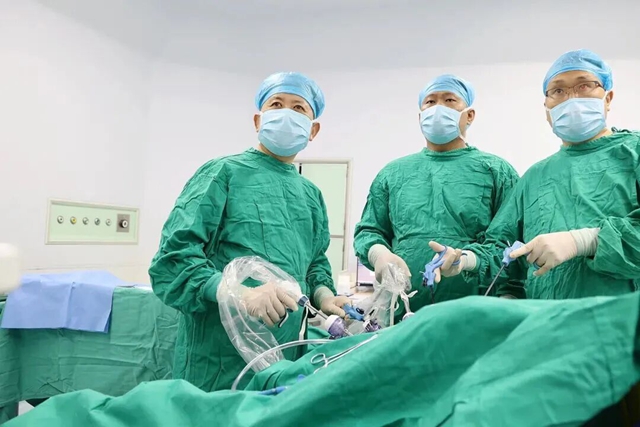 腹痛別都當(dāng)胃??！男子聚餐后突發(fā)膽囊炎，微創(chuàng)手術(shù)助其康復(fù)