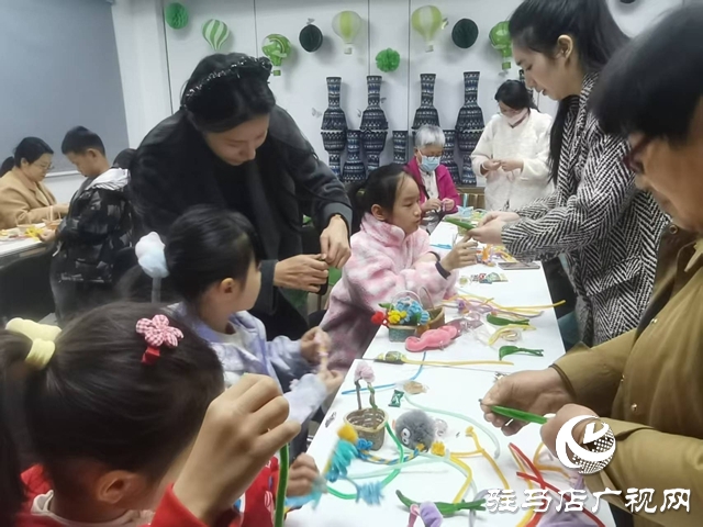 親子手工課堂開課 巧手繪心點(diǎn)綴冬日生活