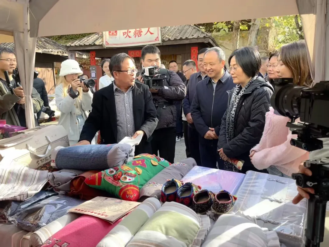 【活動資訊】非遺匠心綻芳華 土布傳韻展新姿｜上蔡劉氏純樸老土布亮相2025河南省“鄉(xiāng)村好物展”