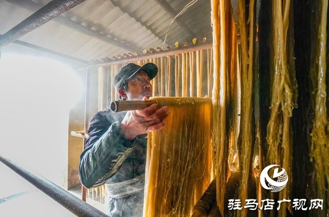 粉條搭起致富橋 ——走進(jìn)駐馬店驛城區(qū)板橋鎮(zhèn)口門村黑石山自然村許學(xué)用的粉條加工點(diǎn)