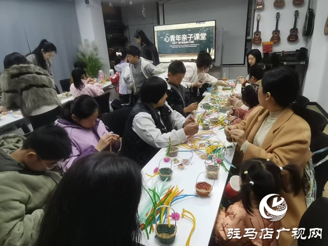 親子手工課堂開課 巧手繪心點(diǎn)綴冬日生活