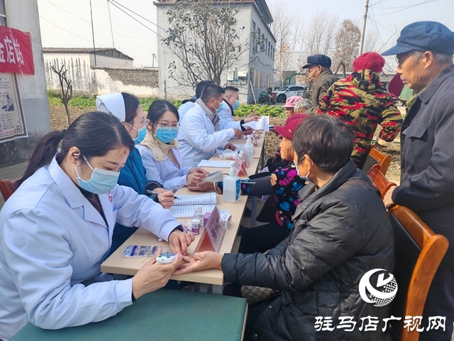 平輿縣人民醫(yī)院專(zhuān)家團(tuán)赴萬(wàn)金店鎮(zhèn)土店村開(kāi)展義診活動(dòng)