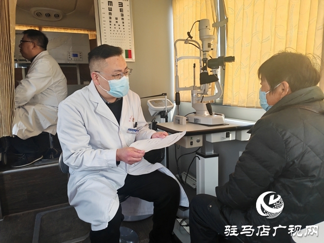 平輿縣人民醫(yī)院專(zhuān)家團(tuán)赴萬(wàn)金店鎮(zhèn)土店村開(kāi)展義診活動(dòng)