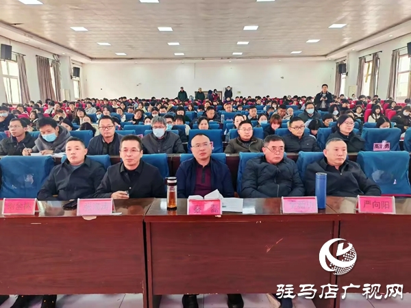 平輿縣中等職業(yè)學(xué)校召開秋季期中考試總結(jié)表彰大會(huì)