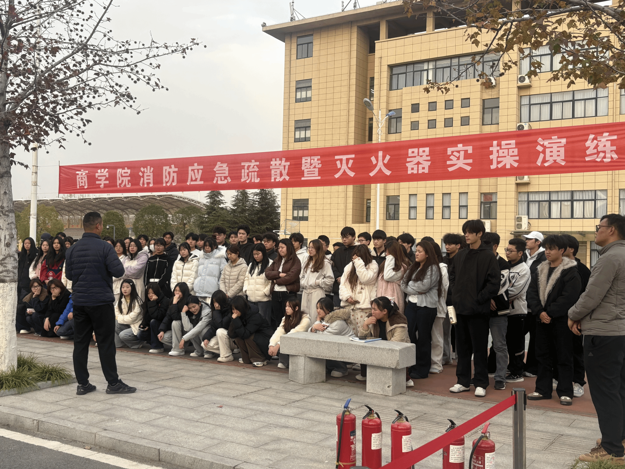  筑牢“防火墻”，上好“安全課”——駐馬店職業(yè)技術學院商學院開展消防應急疏散暨滅火器實操演練活動