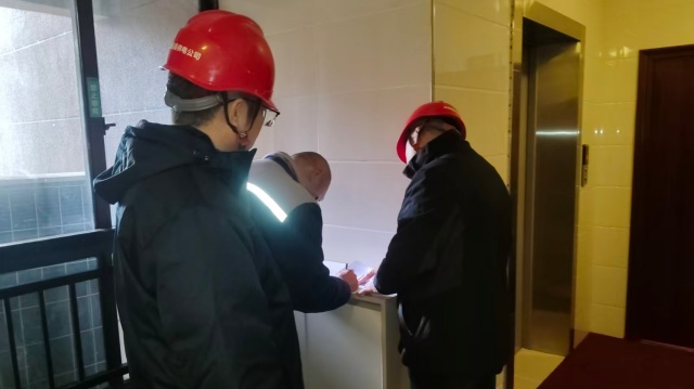 國(guó)網(wǎng)泌陽(yáng)縣供電公司:排查高層小區(qū)隱患 筑牢冬季用電“防火墻”