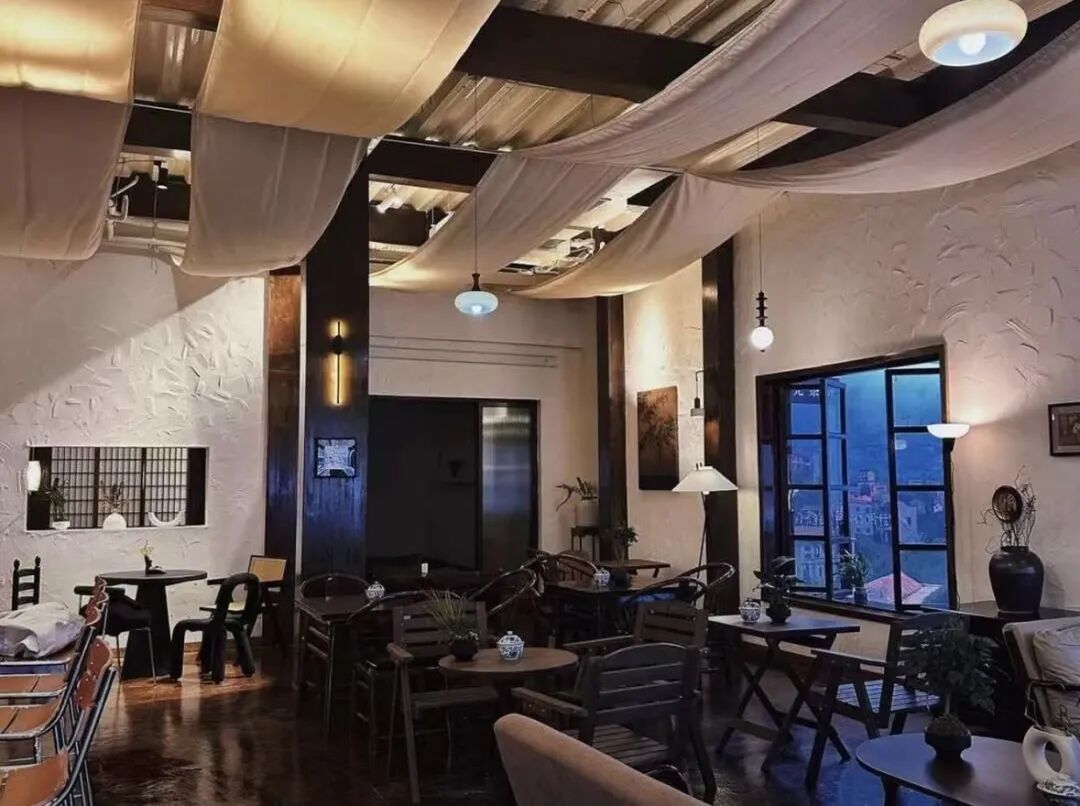 降溫了，躲進(jìn)這幾家神仙咖啡館，好看好拍還好玩！