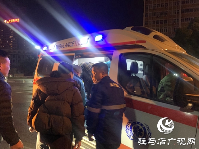 駐馬店開發(fā)區(qū)天中救援隊(duì)員深夜救助受傷市民 彰顯人道精神