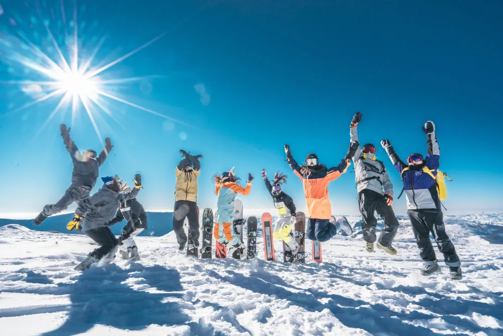 各大滑雪場(chǎng)陸續(xù)開(kāi)板 冰雪經(jīng)濟(jì)持續(xù)升溫