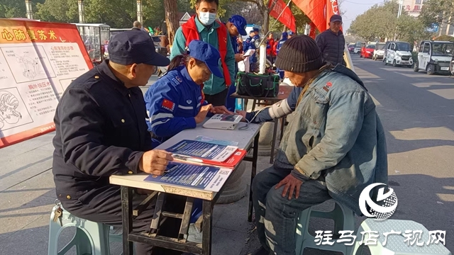 國際志愿者日 駐馬店開發(fā)區(qū)天中救援隊街頭服務暖人心
