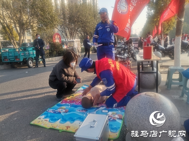 國際志愿者日 駐馬店開發(fā)區(qū)天中救援隊街頭服務暖人心